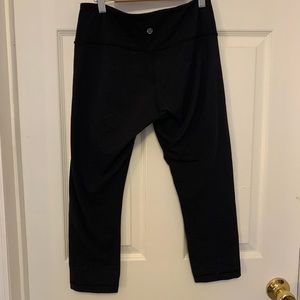 Cropped black Lululemon wunder under leggings